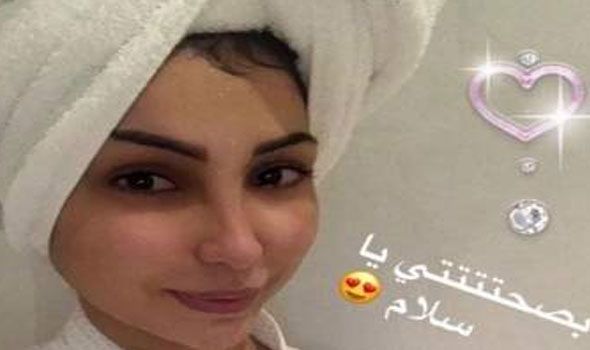 دنيا بطمة تلتقط صورة "سيلفي" بروب الاستحمام
