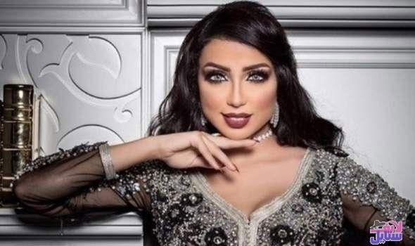 دنيا بطمة تلتقط صورة "سيلفي" بروب الاستحمام