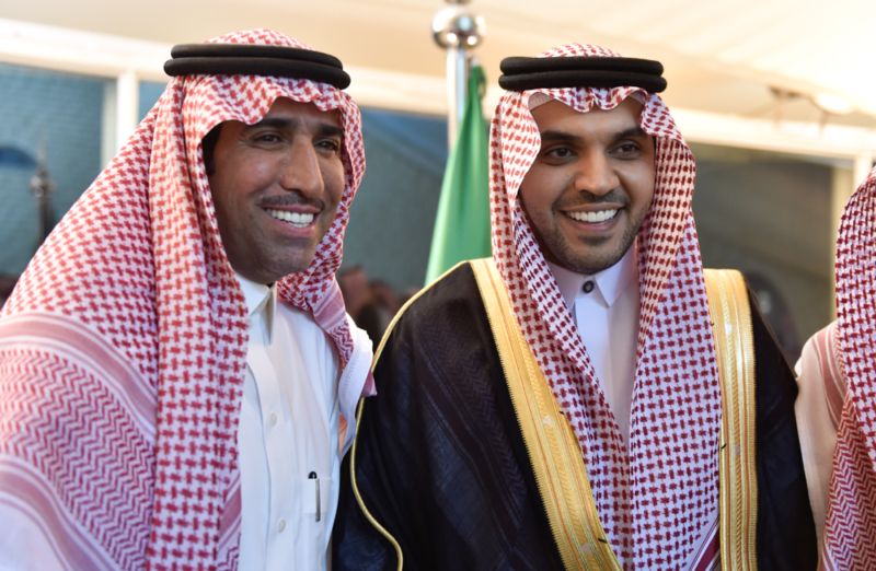 بالصور.. الإعلاميان حمود الفايز ورؤى الصبان يدخلان القفص الذهبي