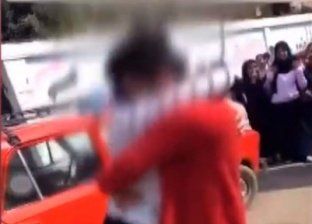 بالفيديو| شاب يحتضن طالبة أمام بوابة مدرسة ثانوية.. وتعليقات: "فين أهاليكم"