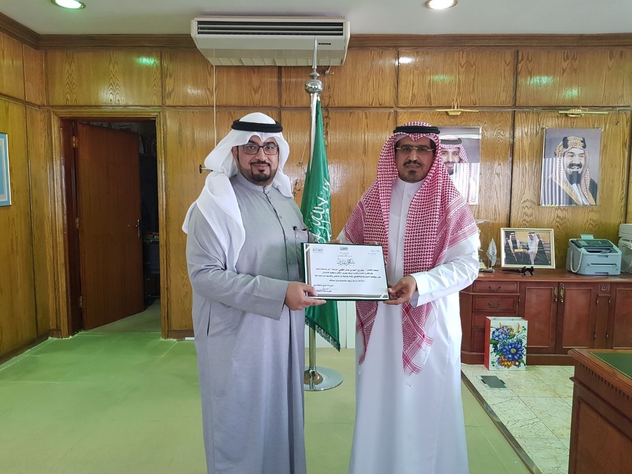 السعودية | معلم ينقذ طالبة من الموت بين عجلات سيارة في أبها