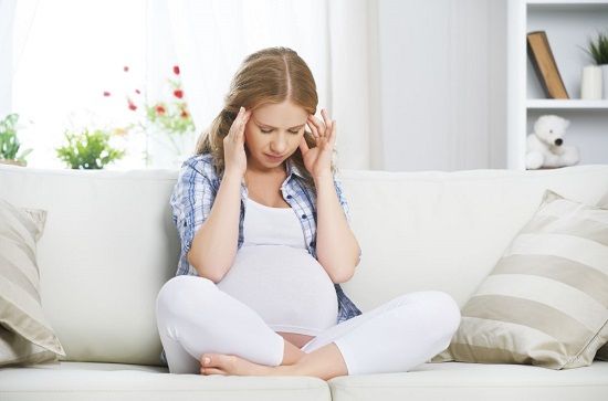 اعراض الحمل تشمل الصداع وضيق تنفس