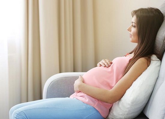 اعراض الحمل تشمل الصداع وضيق تنفس