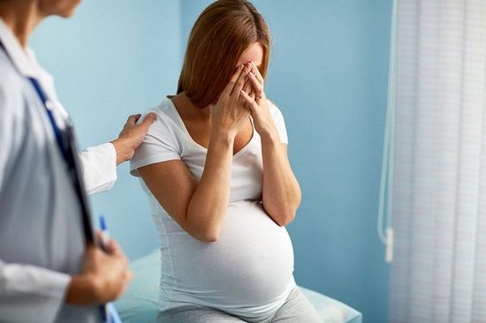 اعراض الحمل تشمل الصداع وضيق تنفس