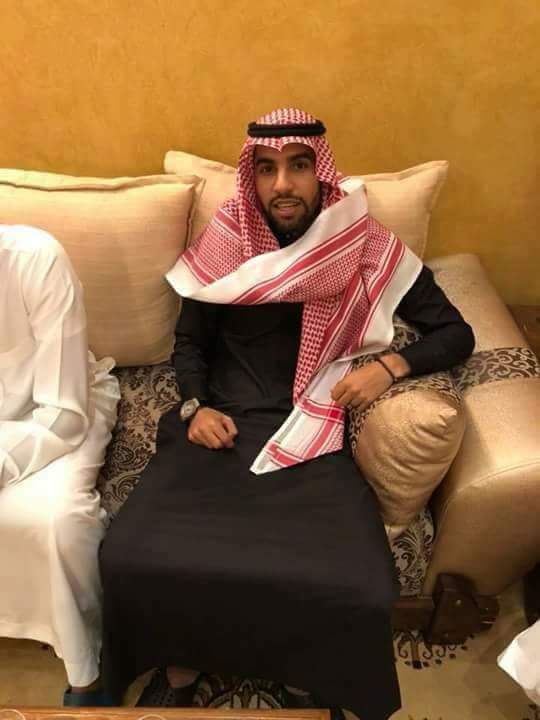 صور.. شاهد مؤمن زكريا بالزى السعودى فى حفل زفاف صديقه بأهلى جده
