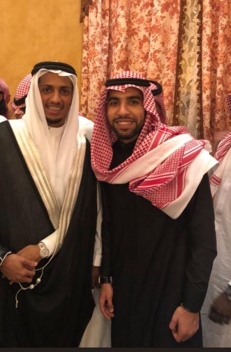 صور.. شاهد مؤمن زكريا بالزى السعودى فى حفل زفاف صديقه بأهلى جده