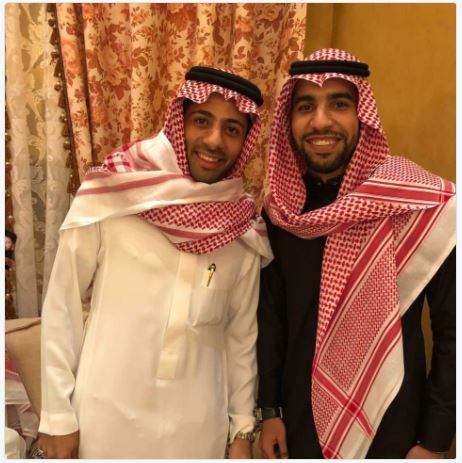 صور.. شاهد مؤمن زكريا بالزى السعودى فى حفل زفاف صديقه بأهلى جده