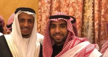 صور.. شاهد مؤمن زكريا بالزى السعودى فى حفل زفاف صديقه بأهلى جده