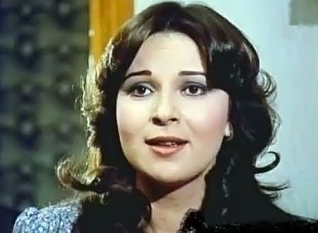 الفنانة المعتزلة نورا تحمل مي نور الشريف فور ولادتها.. لقطة نادرة