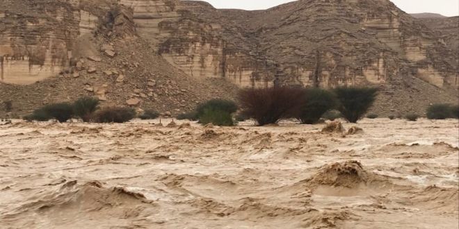 لأول مرة منذ سنوات.. جريان وادي مطعم بسبب مطر الرياض