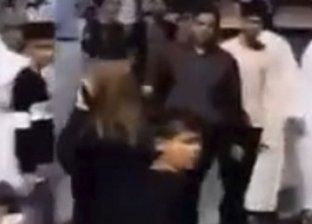 بالفيديو| فتاة تضرب بعض الشباب حاولوا التحرش بها في حديقة بالرياض