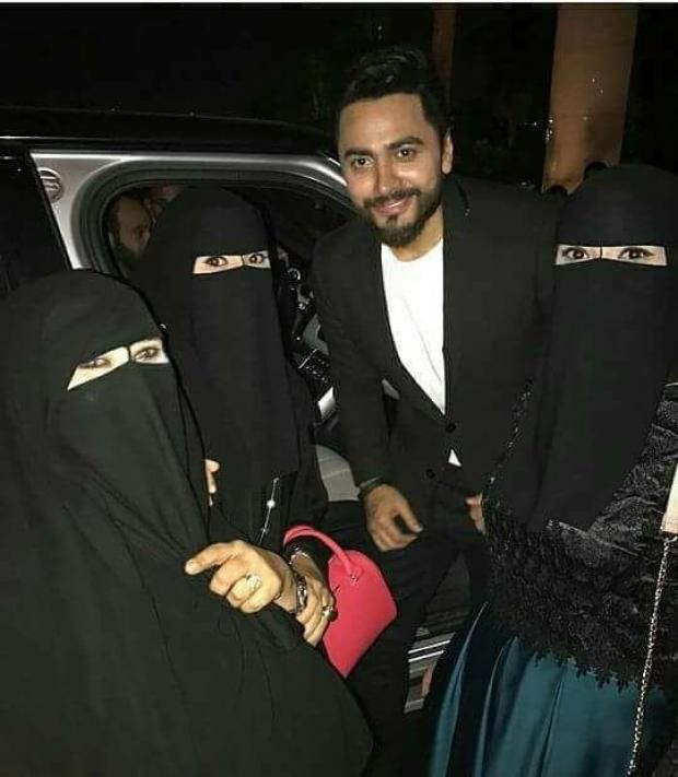 حقيقة صورة تامر حسني مع "منتقبات سعوديات"