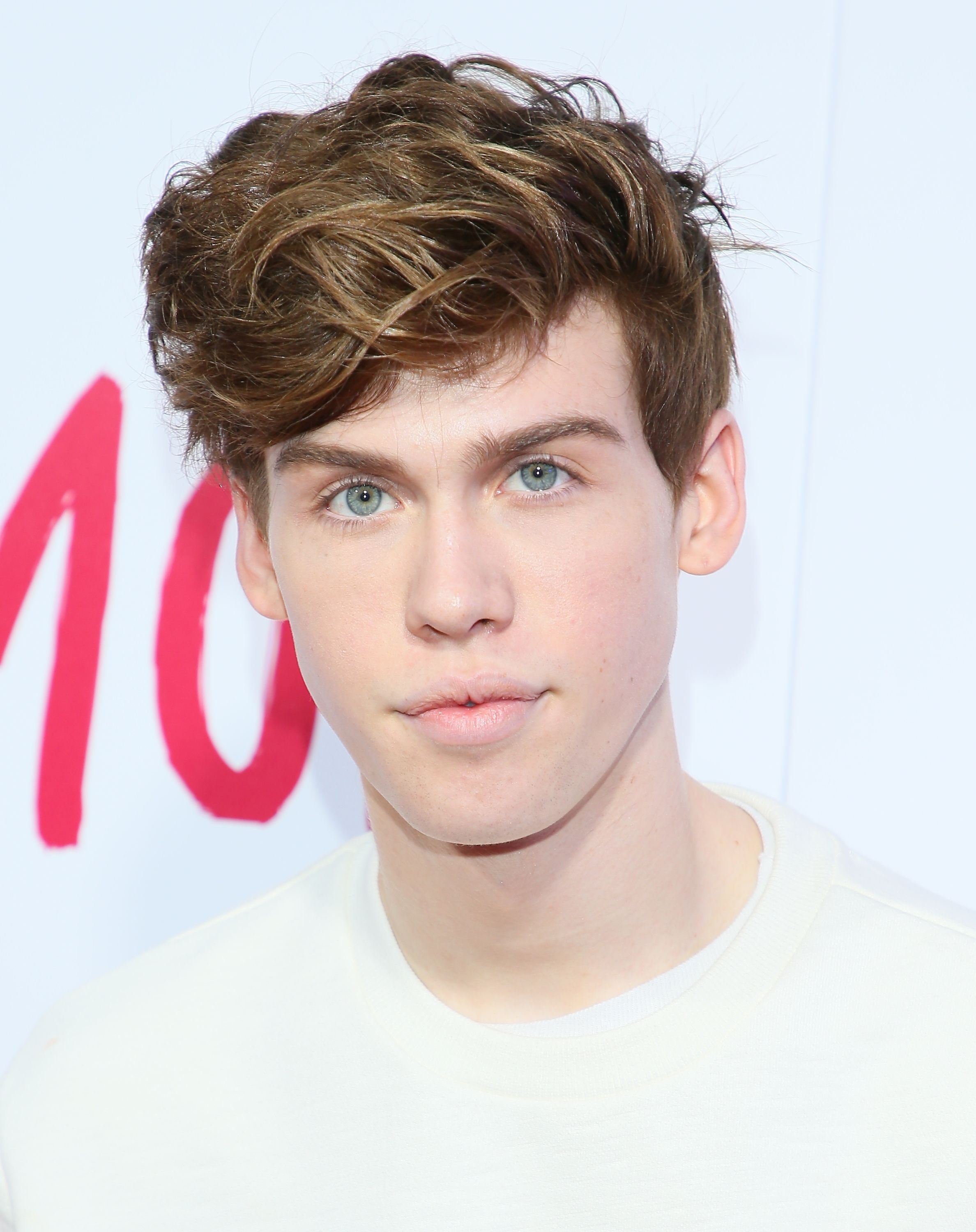صور.. نيك روبنسون وكاثرين لانجفورد بكاليفورنيا لحضور العرض الخاص لـ"Love, Simon"