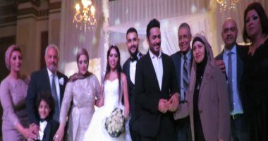 فيديو.. أسرة تامر حسنى لأول مرة فى حفل زفاف
