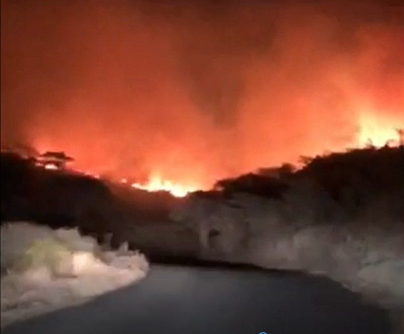 بالفيديو..  حريق هائل بإحدى قرى عسير والجهات المعنية تباشر