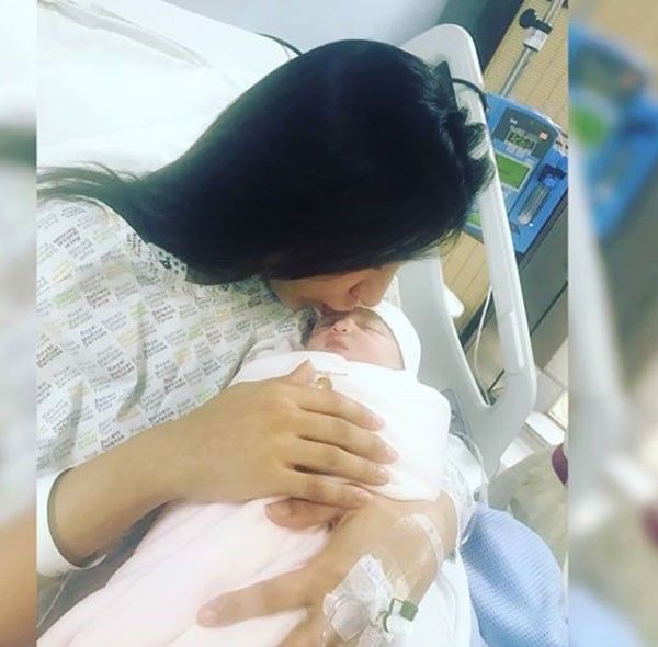 أول قبلة من دنيا بطمة لمولودتها فور وضعها داخل غرفة العمليات.. فيديو مؤثر