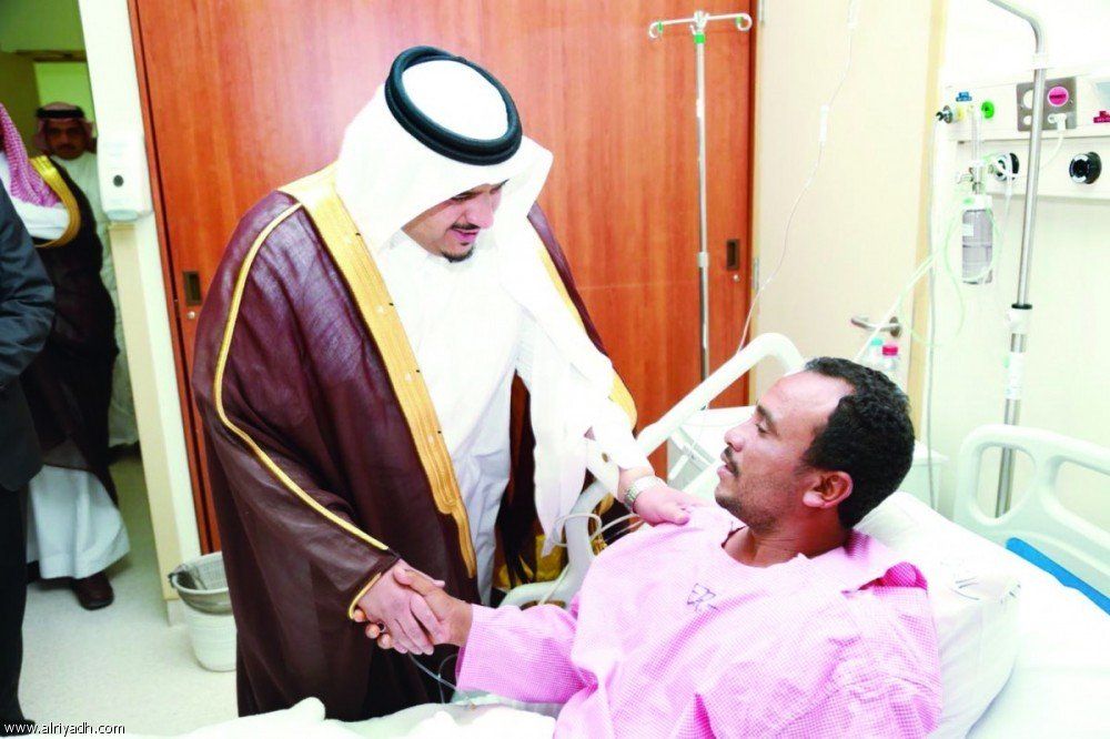 نائب أمير الرياض يطمئن على مصابي شظايا صواريخ الحوثي