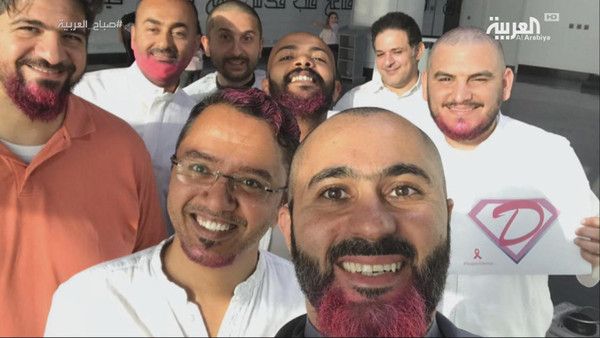 السعودية | بالفيديو.. سعودي يصبغ لحيته بالزهري مساندةً لزوجته