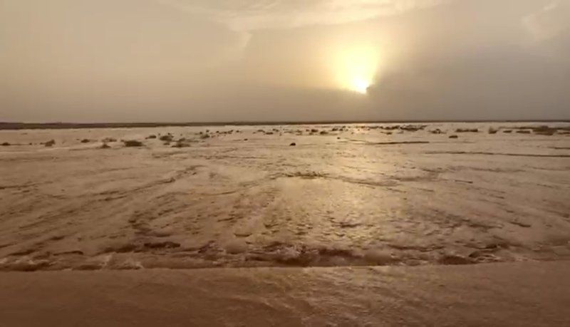 شاهد.. هطول أمطار مصحوبة بزخات البَرَد شرق الحناكية