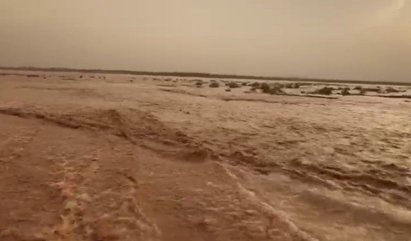 شاهد.. هطول أمطار مصحوبة بزخات البَرَد شرق الحناكية