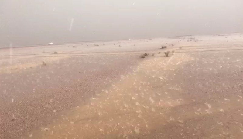 شاهد.. هطول أمطار مصحوبة بزخات البَرَد شرق الحناكية