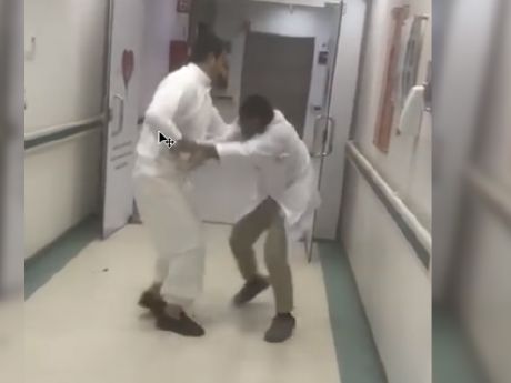 مقطع طعن طبيب يستفز السعوديين.. و«الصحة»: تمرين افتراضي