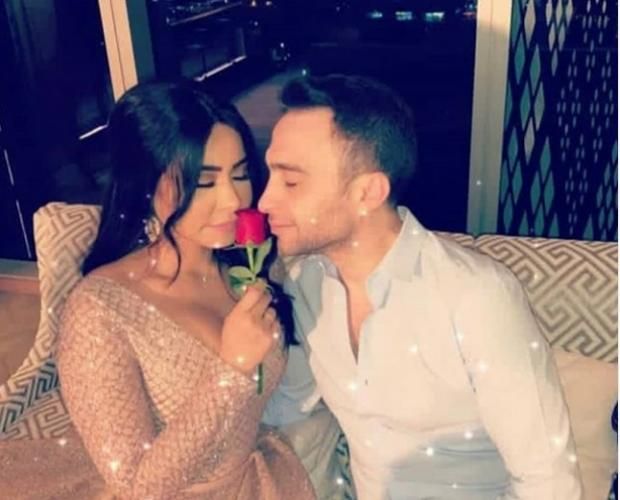 بالصور| وردة وقبلة وأحضان.. احتفال شيرين عبدالوهاب بـ"شهر العسل" بالكويت