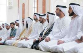 حاكم الشارقة يؤدي صلاة الظهر في جامع السيدة فاطمة الزهراء إيذاناً بافتتاحه