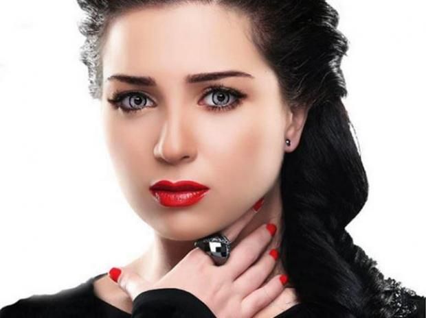 فنانات اخترن حياة العزوبية.. منهن إليسا وحورية فرغلي