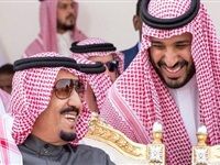 صورة نادرة للملك سلمان يسلم ولي عهده وثيقة .. ماذا تحتوي؟