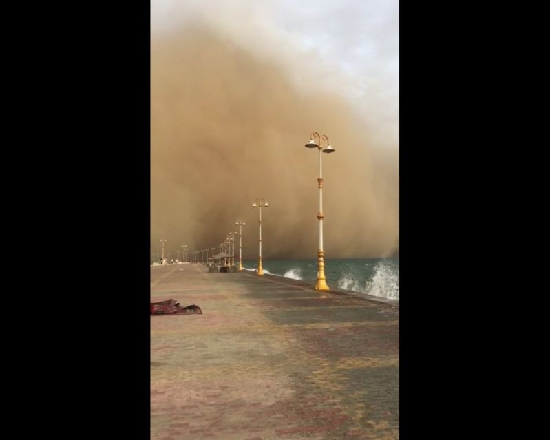 شاهد.. مشهد نادر لغبار يسير فوق بحر الشرقية