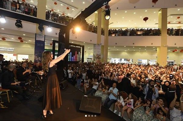نانسي عجرم تحيي حفلاً ضخماً في دبي بحضور زوجها وابنتيها.. صور