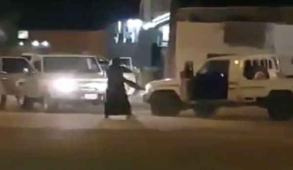 السعودية | شاهد .. تبادل إطلاق نار بين “مكافحة المخدرات” و”مروج” في نجران