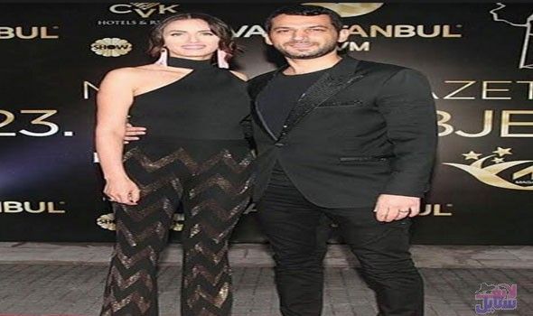 زوجة مراد يلدريم  تُشاركه لحظة منحه جائزة أفضل مقدم برامج 
