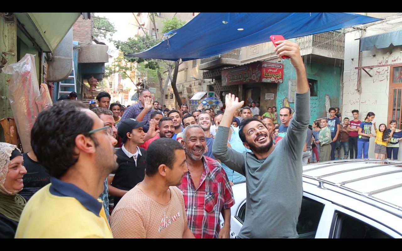 فيدو وصور.. أهالى بولاق يستقبلون مصطفى شعبان بالزغاريد
