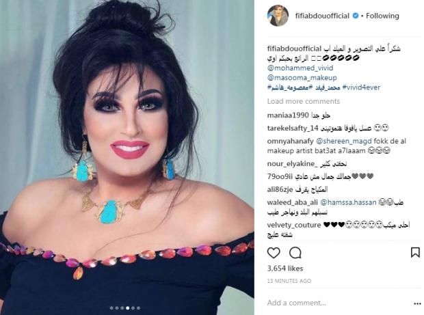 بالصور| "صغرت 30 سنة".. فيفي عبده بـ"جلابية بلدي" ومكياج ثقيل