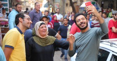 فيدو وصور.. أهالى بولاق يستقبلون مصطفى شعبان بالزغاريد