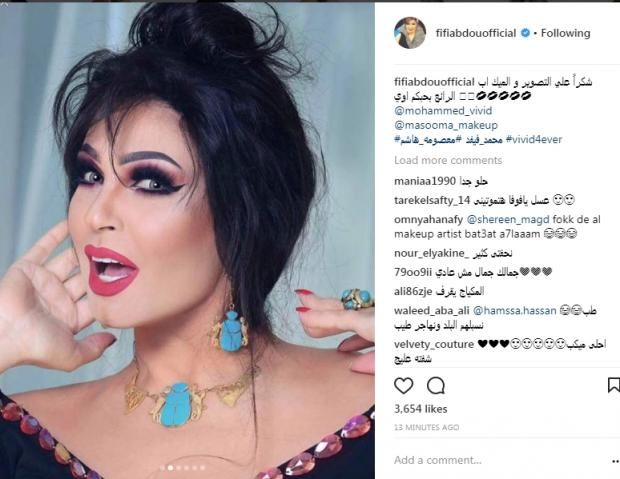 بالصور| "صغرت 30 سنة".. فيفي عبده بـ"جلابية بلدي" ومكياج ثقيل