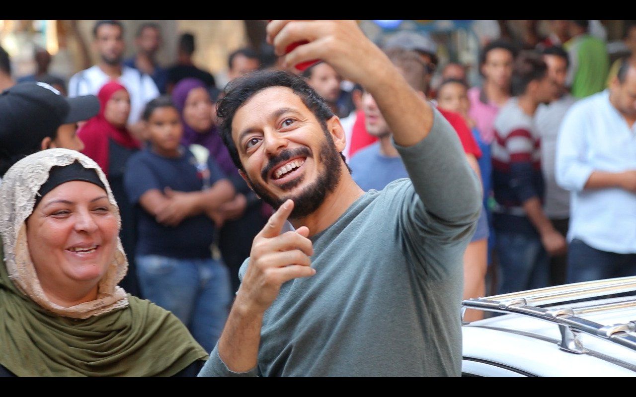 فيدو وصور.. أهالى بولاق يستقبلون مصطفى شعبان بالزغاريد