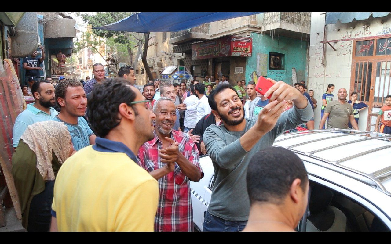 فيدو وصور.. أهالى بولاق يستقبلون مصطفى شعبان بالزغاريد