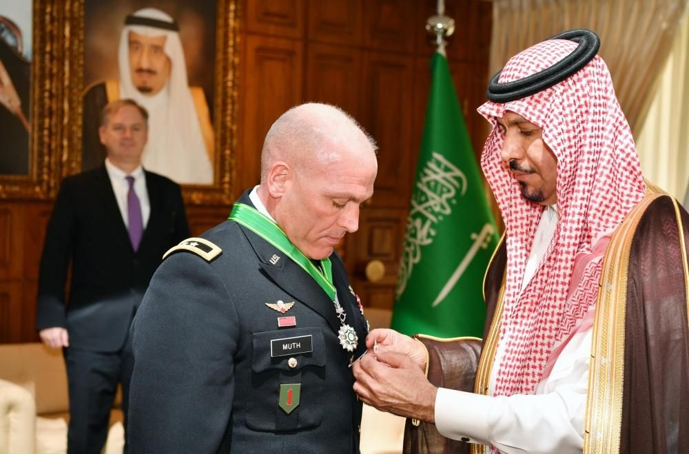 وزير الحرس الوطني يقلد اللواء فرانك وسام الملك عبدالعزيز