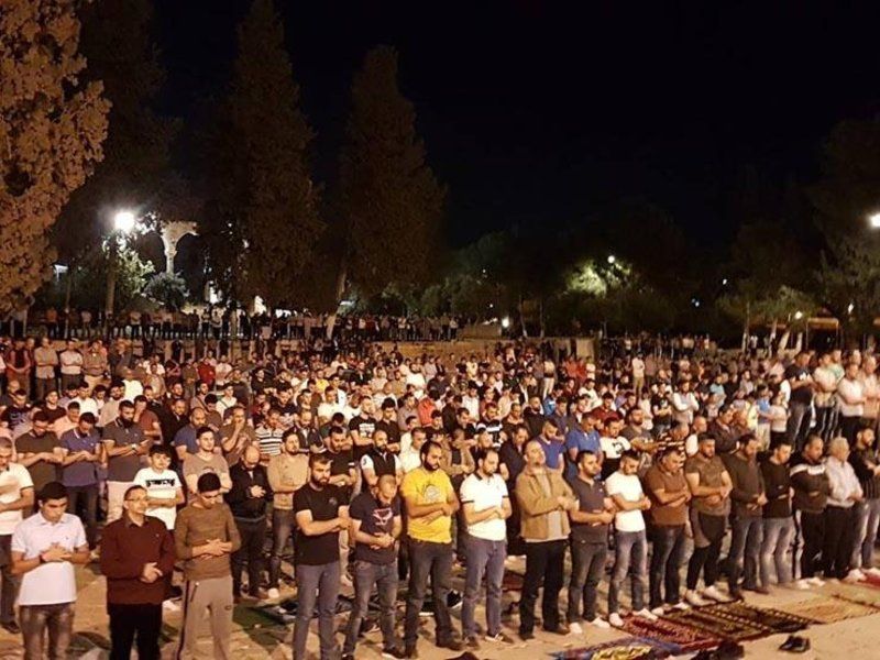 رغم قمع ووحشية الاحتلال .. الفلسطينيون يحتشدون لصلاة أول تراويح بالأقصى