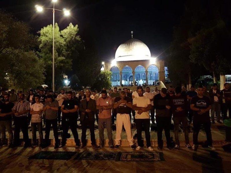 رغم قمع ووحشية الاحتلال .. الفلسطينيون يحتشدون لصلاة أول تراويح بالأقصى