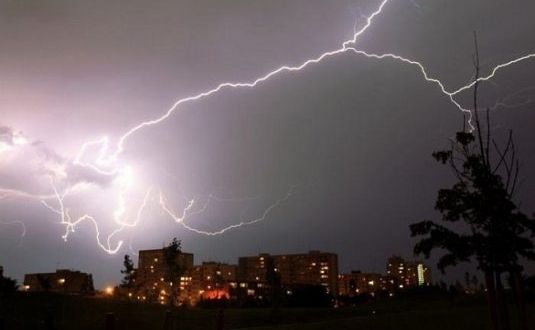 طقس غير مستقر الأحد .. أمطار وغبار على 16 منطقة