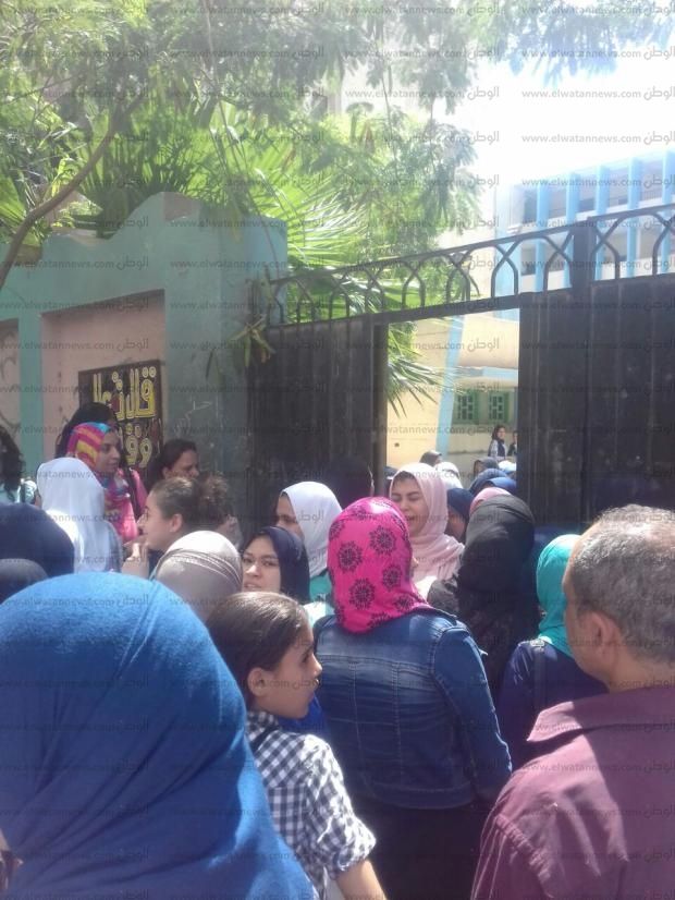 بالصور| طلاب ثانوية عامة: سؤال "العقاد" في امتحان اللغة العربية "خارج المنهج"