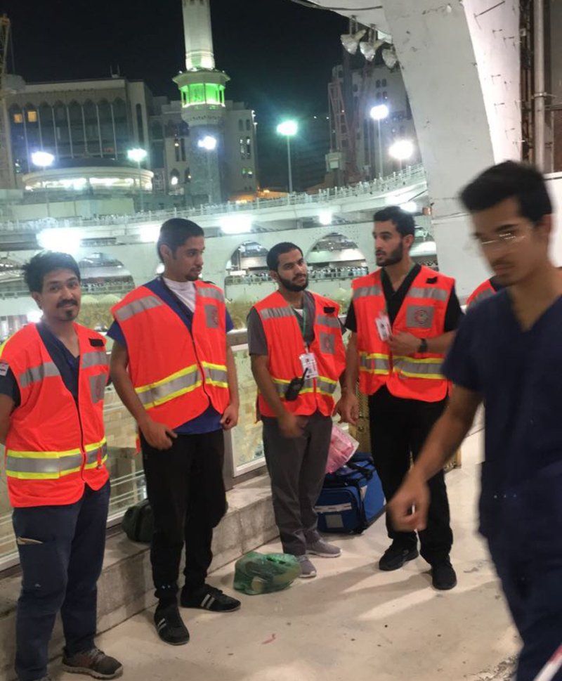 بالصور .. طلاب جامعة الملك سعود يقدمون الخدمات الإسعافية لزوار المسجد الحرام