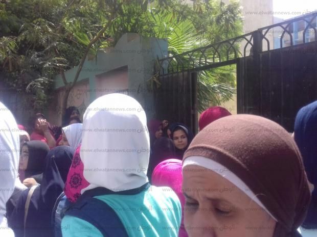بالصور| طلاب ثانوية عامة: سؤال "العقاد" في امتحان اللغة العربية "خارج المنهج"