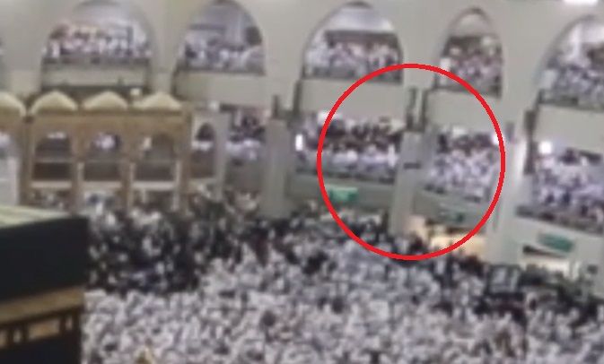 السعودية | شاهد .. لحظة قفز وافد من سطح المسجد الحرام إلى صحن الطواف .. ووفاته في الحال