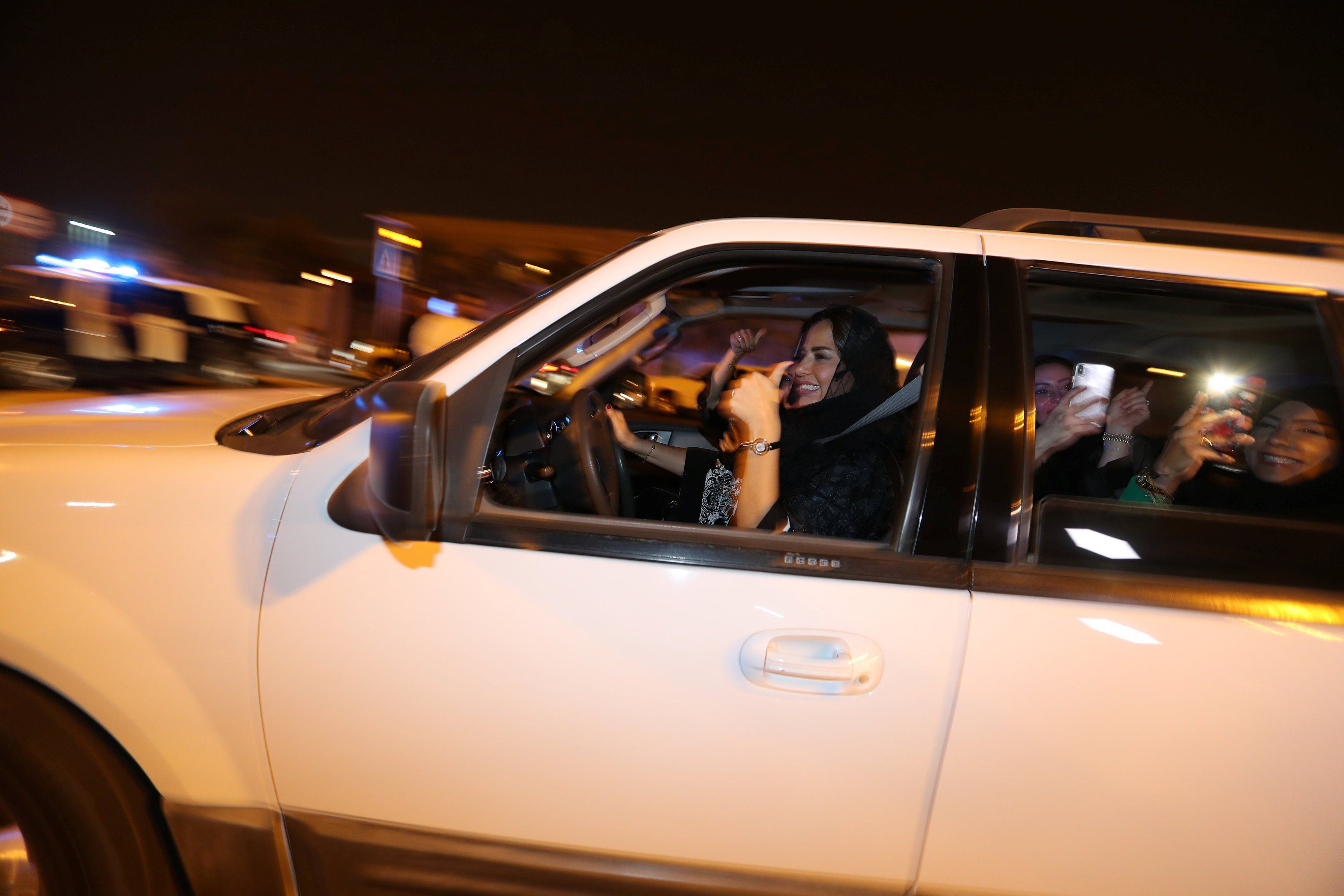 صور.. فرحة سيدات السعودية بعد السماح لهن بقيادة السيارات