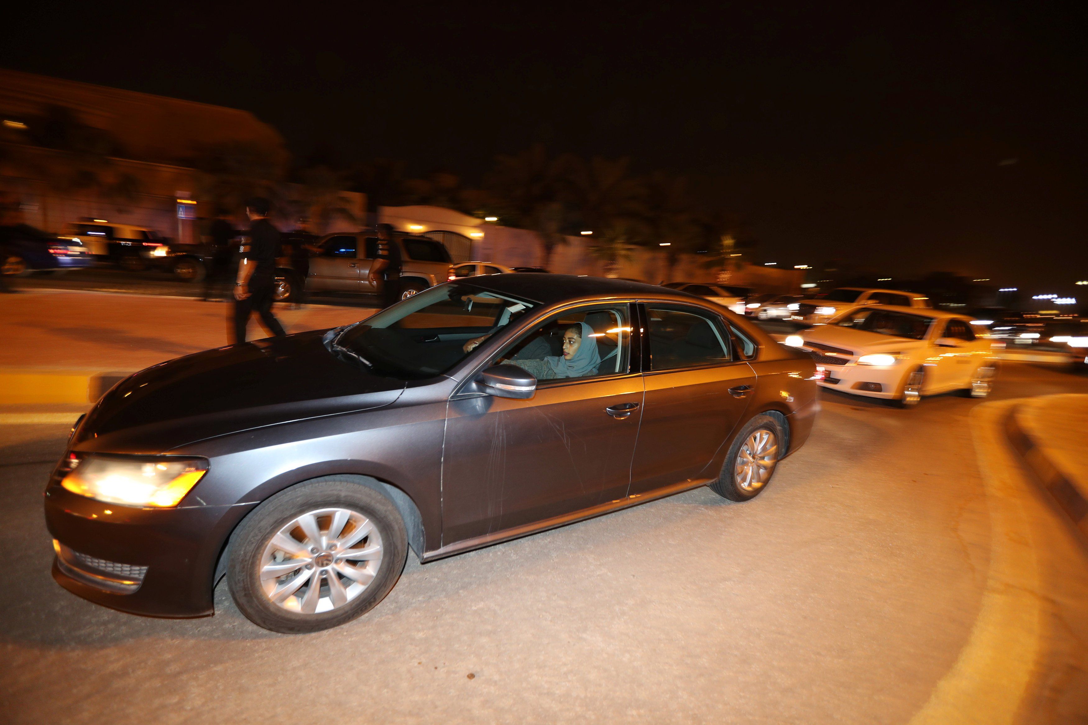 صور.. فرحة سيدات السعودية بعد السماح لهن بقيادة السيارات
